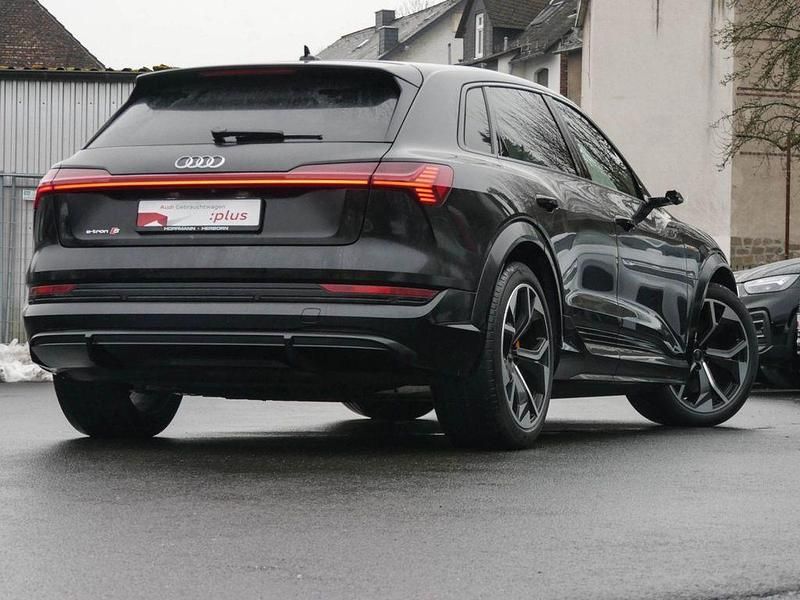 Gebraucht Audi e-tron Ambiente 369 kW (503 PS) 2022 Brillantschwarz SUV