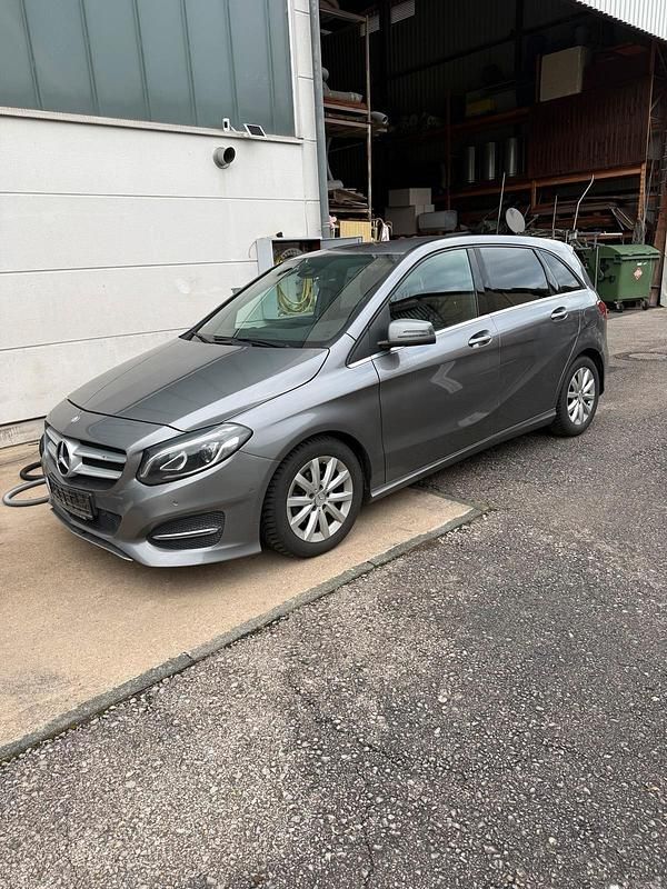 Gebraucht Mercedes B180 122 PS (89 kW) 2015 Silber Van / Kleinbus
