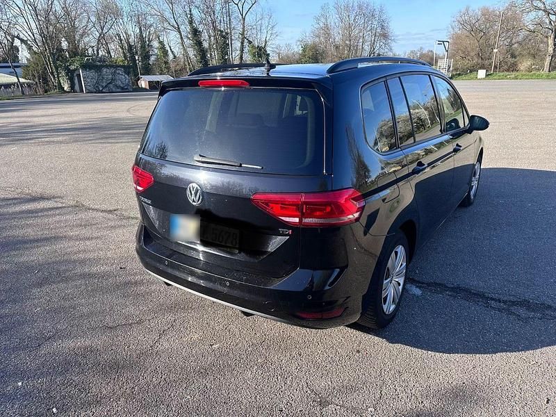 Gebraucht VW Touran Trendline 110 PS (80 kW) 2016 Schwarz Van / Kleinbus