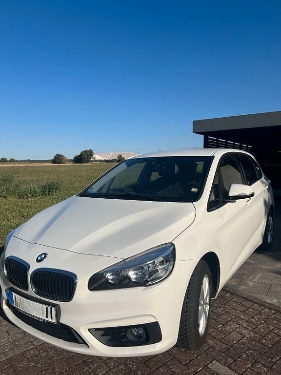 Weiß Gebraucht 2016 BMW 214 Van / Kleinbus | 8.100 € - Bild 1/4
