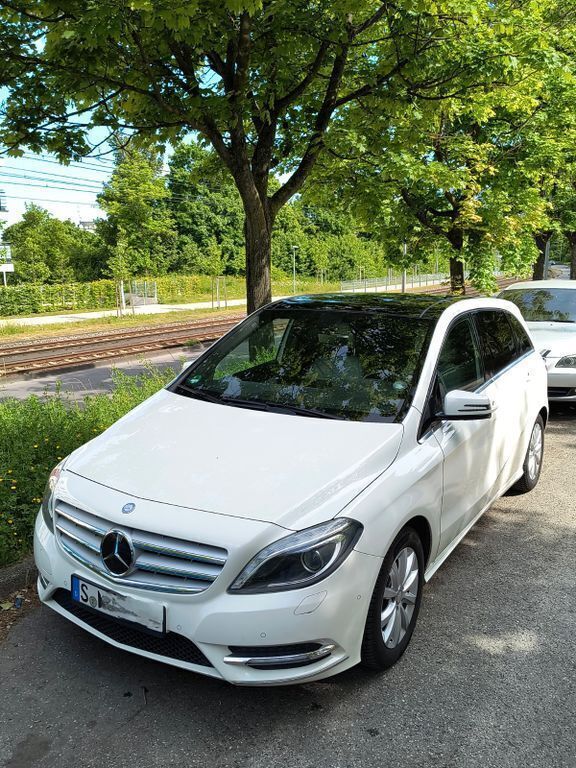 Weiß Gebraucht 2012 Mercedes B180 Van / Kleinbus | 7.700 € (Guter Preis) - Bild 1/4
