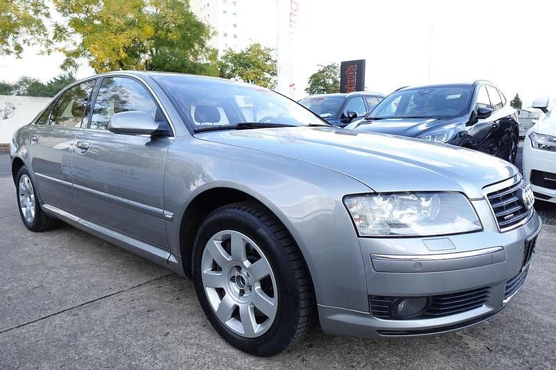 Grau Gebraucht 2004 Audi A8 Limousine | 8.990 € - Bild 1/4