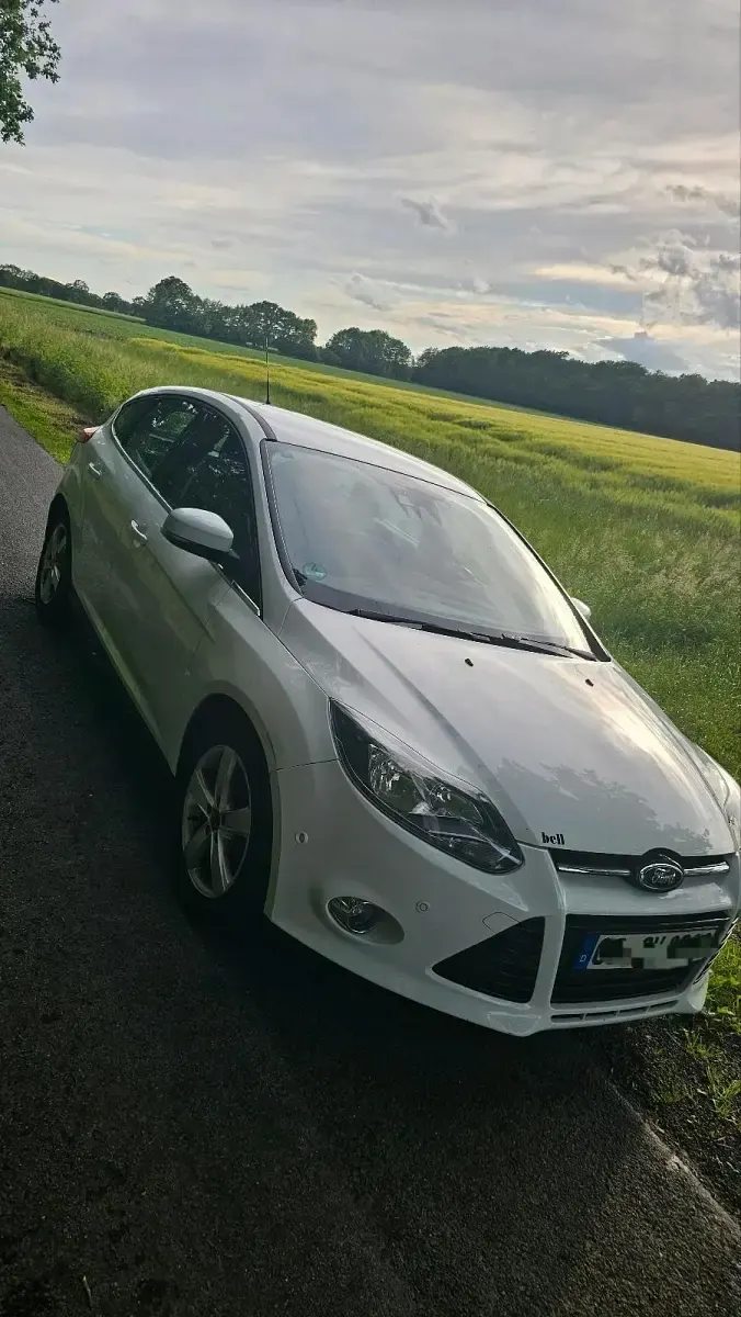 Gebraucht Ford Focus 125 PS (91 kW) 2014 Weiß Limousine