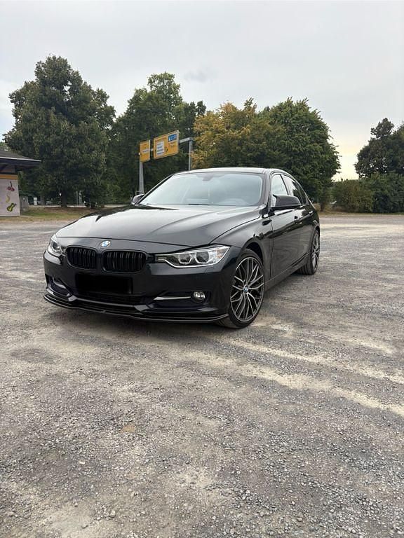 Schwarz Gebraucht 2014 BMW 318 Sport Line Limousine | 7.499 € (Superpreis) - Bild 1/4