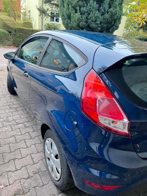Gebraucht Ford Fiesta Titanium 60 PS (44 kW) 2015 Blau Kleinwagen