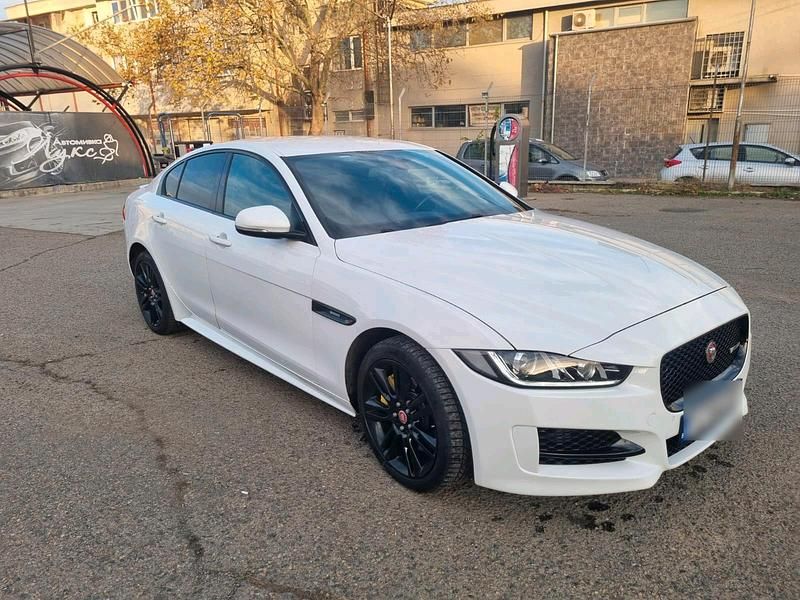 Gebraucht Jaguar XE R 180 PS (132 kW) 2017 Weiß Limousine