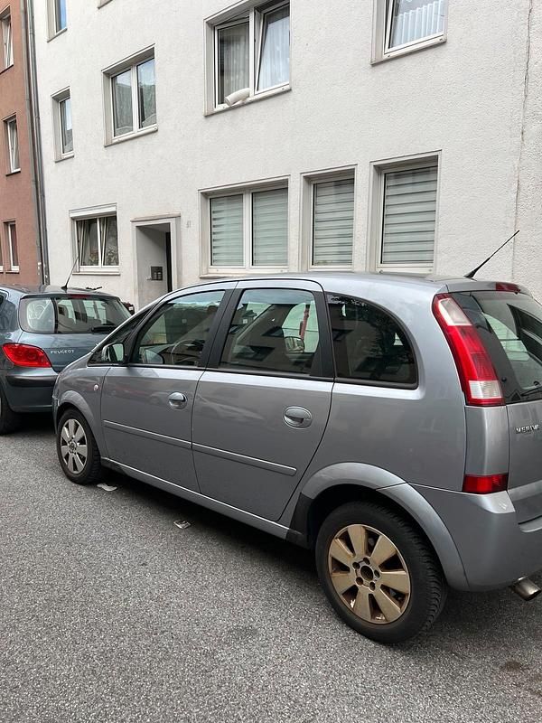 Grau Gebraucht 2004 Opel Meriva Van / Kleinbus | 1.985 € (Teuer) - Bild 1/4