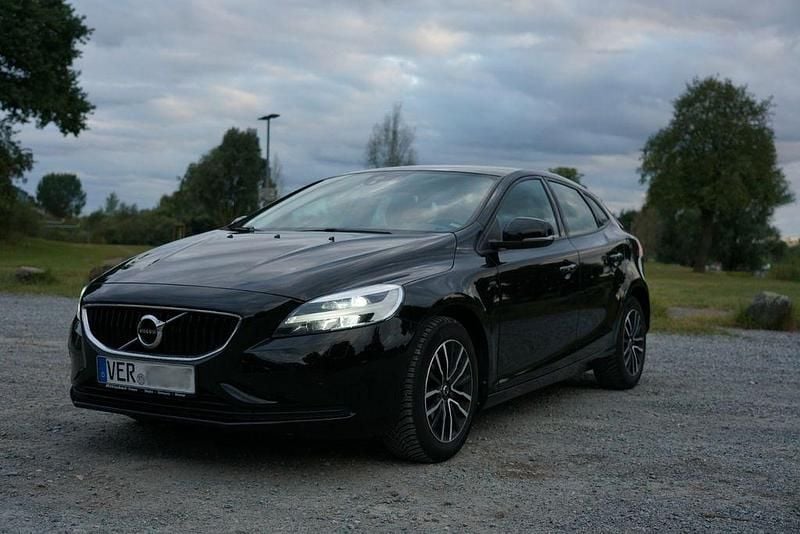 Schwarz Gebraucht 2018 Volvo V40 Momentum Kombi | 13.500 € (Guter Preis) - Bild 1/4