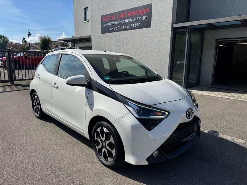Weiß Gebraucht 2020 Toyota Aygo X-play Kleinwagen | 7.990 € (Guter Preis) - Bild 1/4