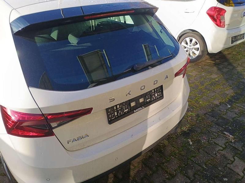 Gebraucht Skoda Fabia Essence 80 PS (58 kW) 2024 Candyweiß Limousine