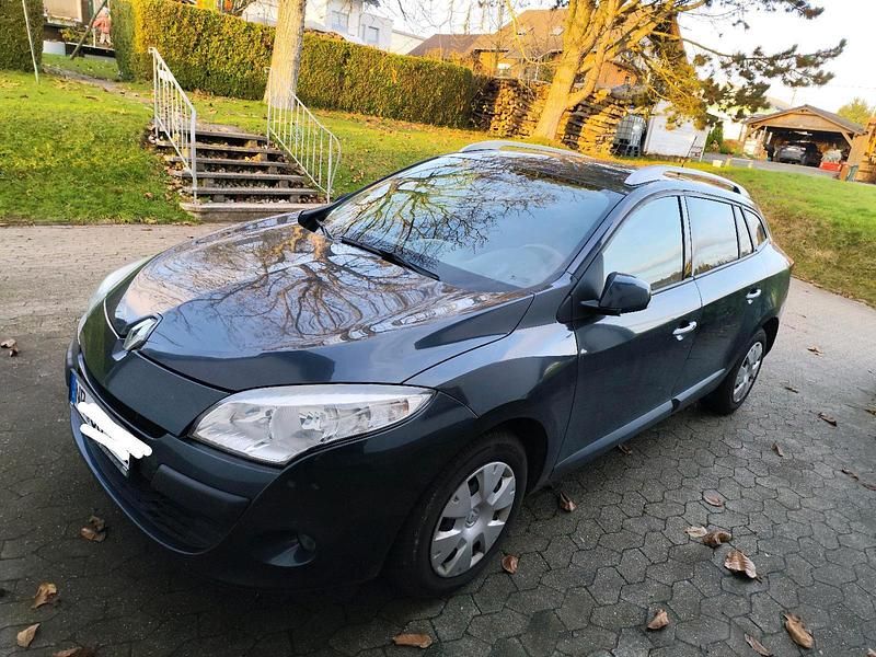 Grau Gebraucht 2010 Renault Mégane III Kombi | 3.000 € (Etwas zu teuer) - Bild 1/4