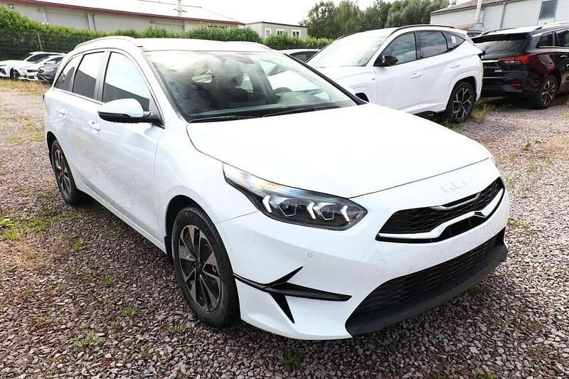 Schneeweiß Neu 2025 Kia Ceed Sportswagon Vision Kombi | 23.747 € (Guter Preis) - Bild 1/4
