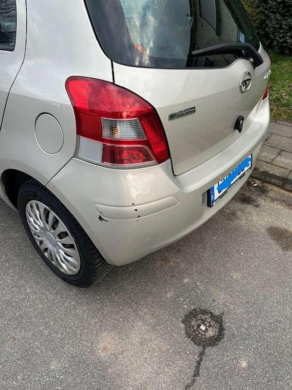 Gebraucht Daihatsu Charade 99 PS (72 kW) 2012 Gelb Limousine