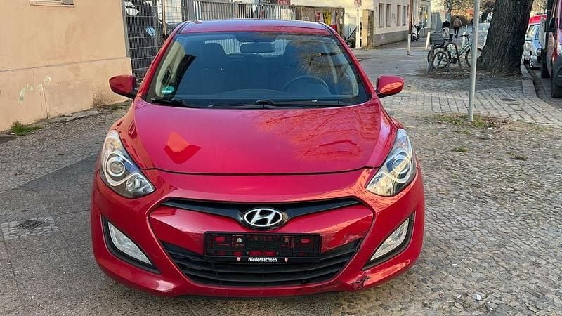 Gebraucht Hyundai i30 Trend 99 PS (72 kW) 2013 Rot Limousine