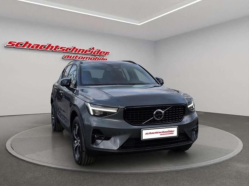 Neu Volvo XC40 Plus 163 PS (119 kW) 2026 Forest lake metallic SUV