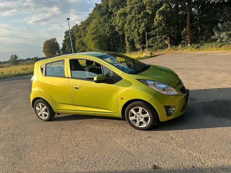 Grün Gebraucht 2011 Chevrolet Spark Kleinwagen | 1.999 € (Fairer Preis) - Bild 1/4