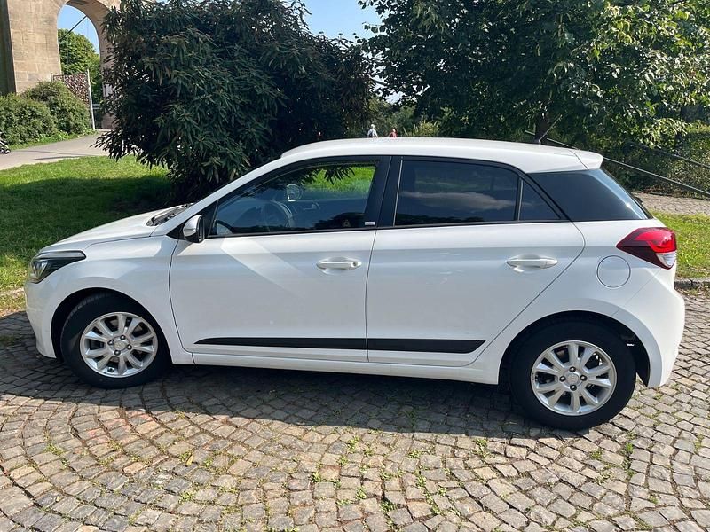 Weiß Gebraucht 2016 Hyundai i20 Passion Kleinwagen | 10.800 € (Fairer Preis) - Bild 1/4