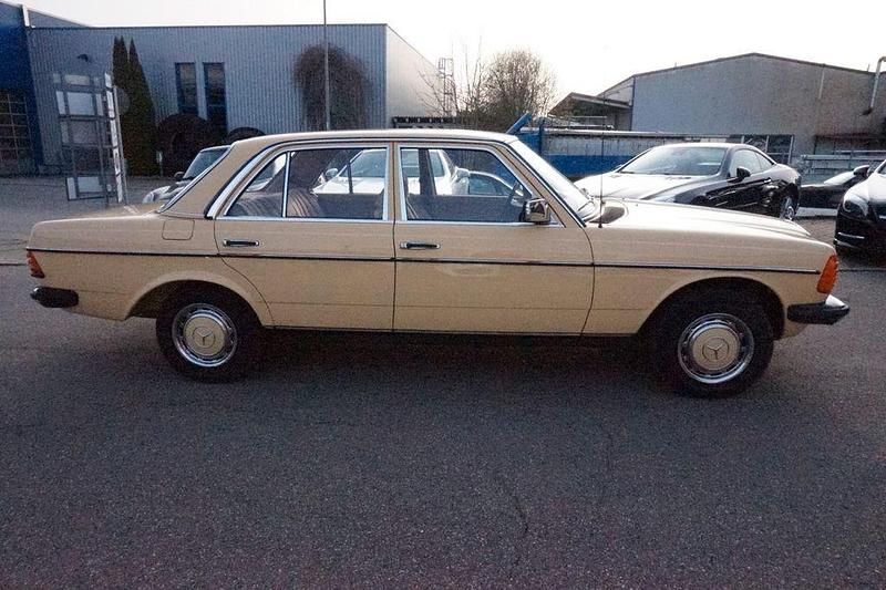 Gebraucht Mercedes 300 88 PS (64 kW) 1983 Gelb Limousine