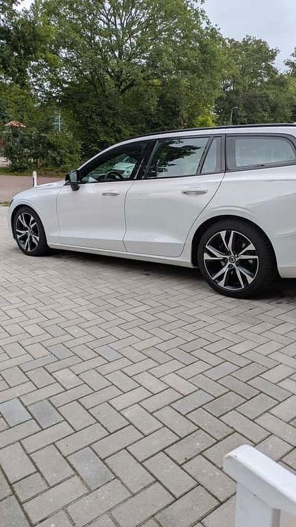 Weiß Gebraucht 2021 Volvo V60 R-Design Kombi | 29.950 € (Teuer) - Bild 1/4