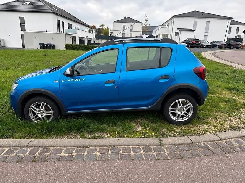 Blau Gebraucht 2018 Dacia Sandero Stepway Kleinwagen | 10.499 € (Etwas zu teuer) - Bild 1/4