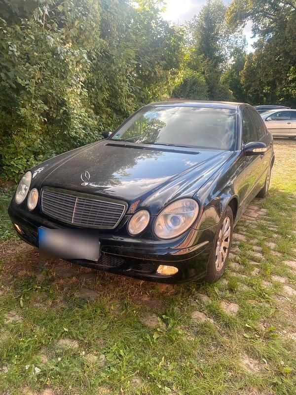 Schwarz Gebraucht 2004 Mercedes E220 Limousine | 3.000 € (Guter Preis) - Bild 1/4