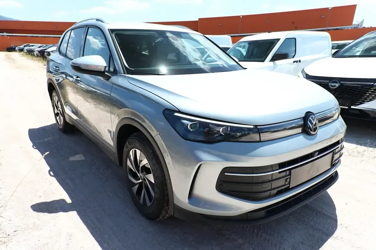Neu VW Tiguan IQ Drive 131 PS (96 kW) 2026 Oyster silver metallic SUV