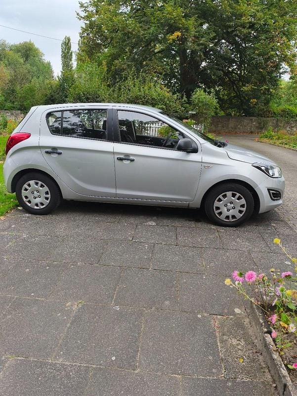 Silber Gebraucht 2014 Hyundai i20 Kleinwagen | 5.200 € (Guter Preis) - Bild 1/4