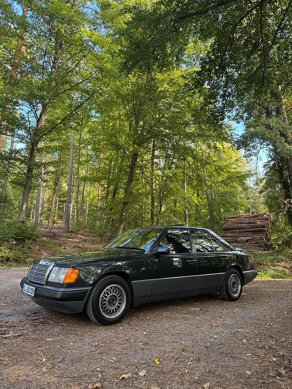 Schwarz Gebraucht 1989 Mercedes E260 Limousine | 6.800 € - Bild 1/4
