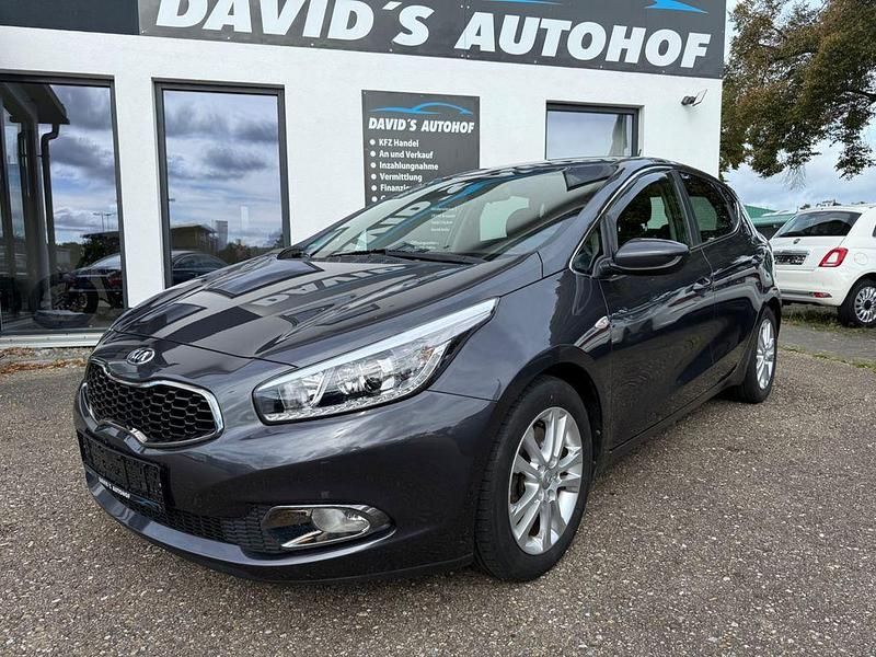 Grau Gebraucht 2013 Kia Ceed FIFA World Cup Edition Limousine | 7.900 € (Fairer Preis) - Bild 1/4