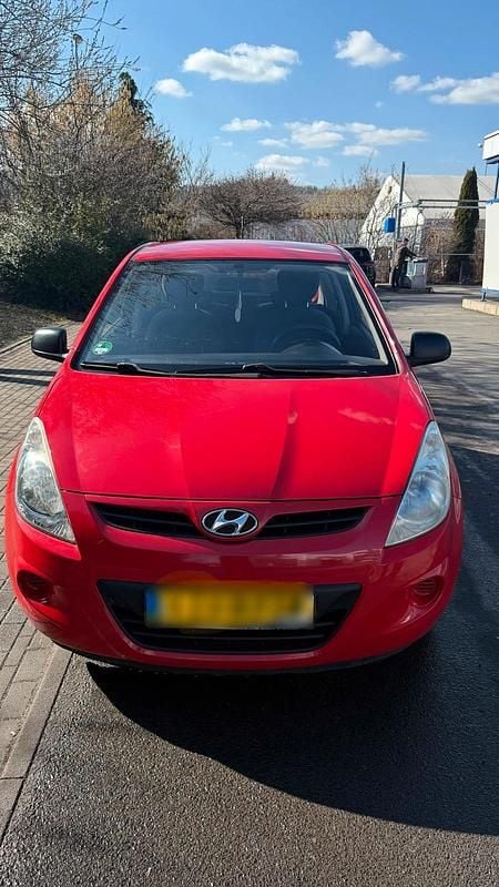 Gebraucht Hyundai i20 77 PS (56 kW) 2010 Rot Kleinwagen
