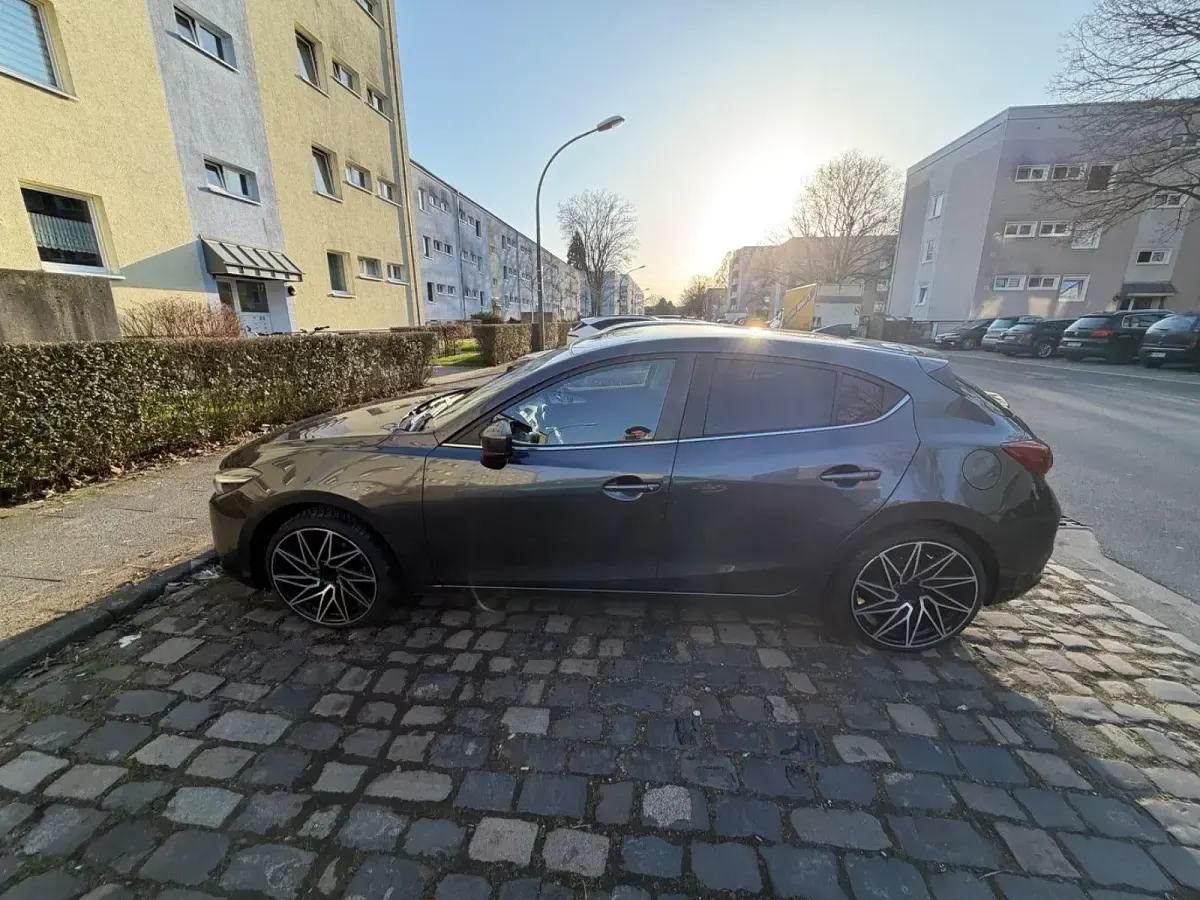 Używany Mazda 3 150 KM (110 kW) 2017 Szary Sedan/Limuzyna