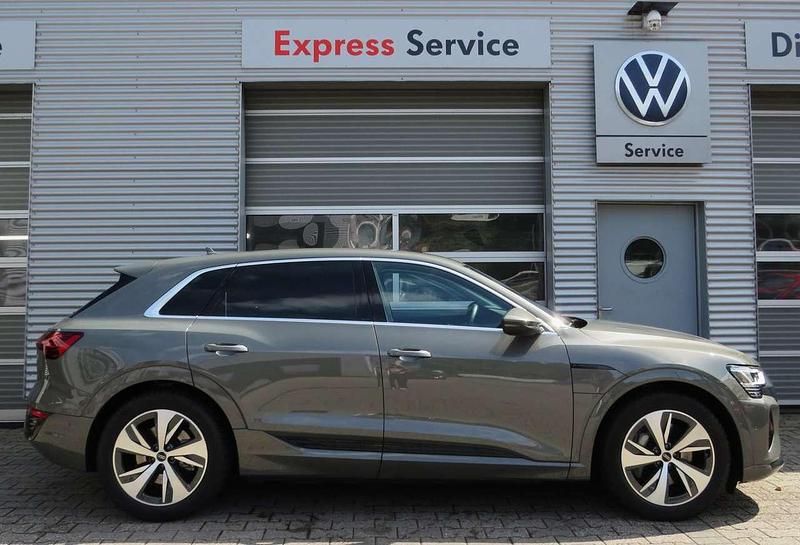Chronosgrau metallic Gebraucht 2024 Audi Q8 e-tron Advanced SUV | 48.900 € (Superpreis) - Bild 1/4