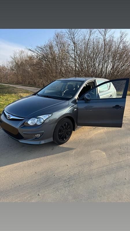 Grau Gebraucht 2010 Hyundai i30 Kleinwagen | 3.799 € (Fairer Preis) - Bild 1/4