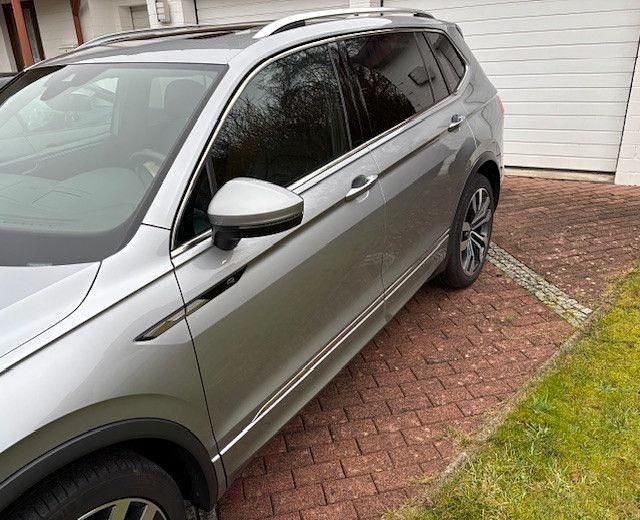 Silber Gebraucht 2023 VW Tiguan Allspace R-line SUV | 34.200 € (Etwas zu teuer) - Bild 1/4