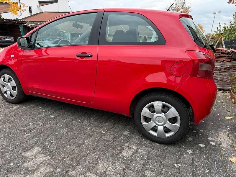 Rot Gebraucht 2007 Toyota Yaris Kleinwagen | 2.800 € (Guter Preis) - Bild 1/4