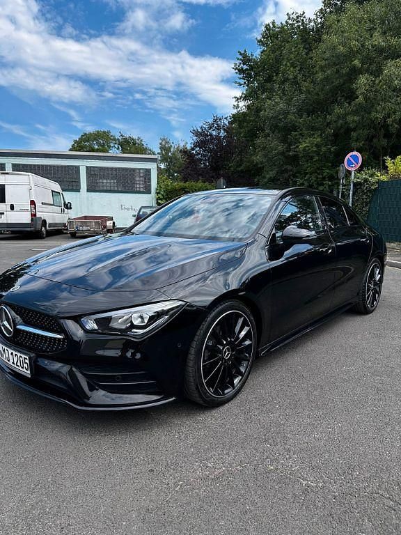 Schwarz Gebraucht 2021 Mercedes CLA200 Limousine | 30.300 € (Etwas zu teuer) - Bild 1/4