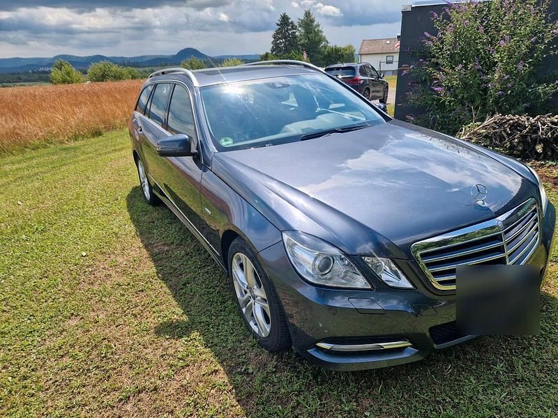 Grau Gebraucht 2012 Mercedes E220 Kombi | 13.400 € (Fairer Preis) - Bild 1/4