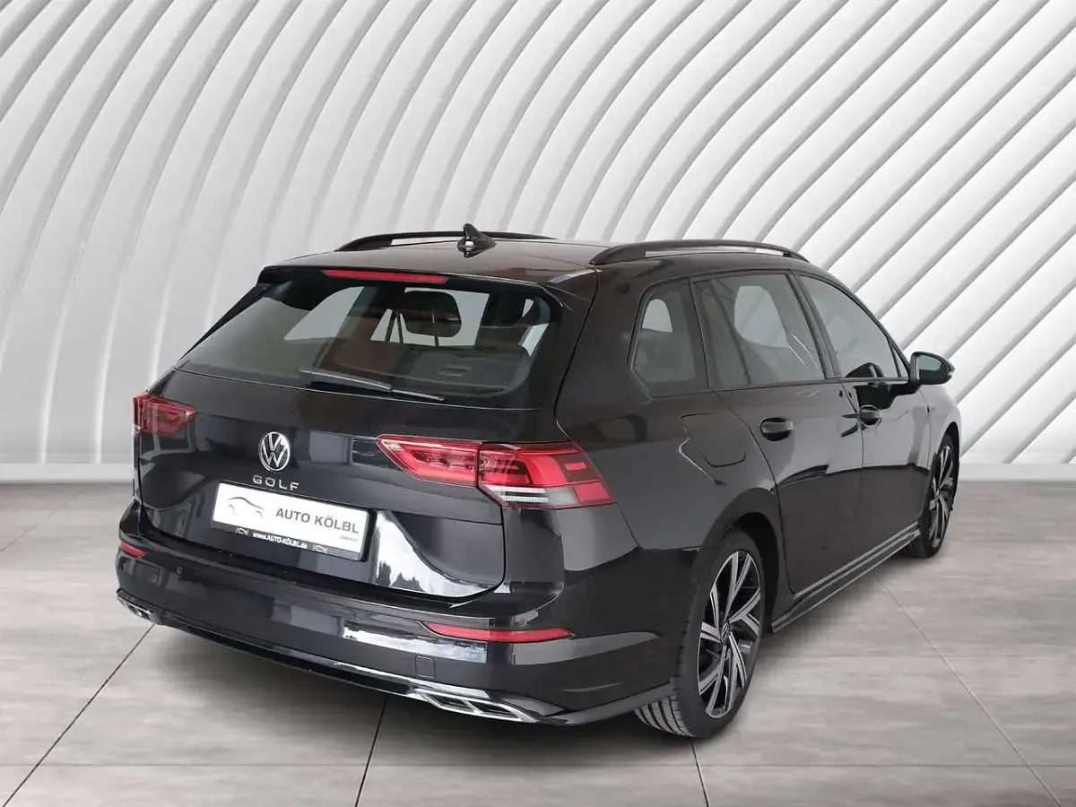 Gebraucht VW Golf VIII R-line 150 PS (110 kW) 2023 Deep black perleffekt Kombi