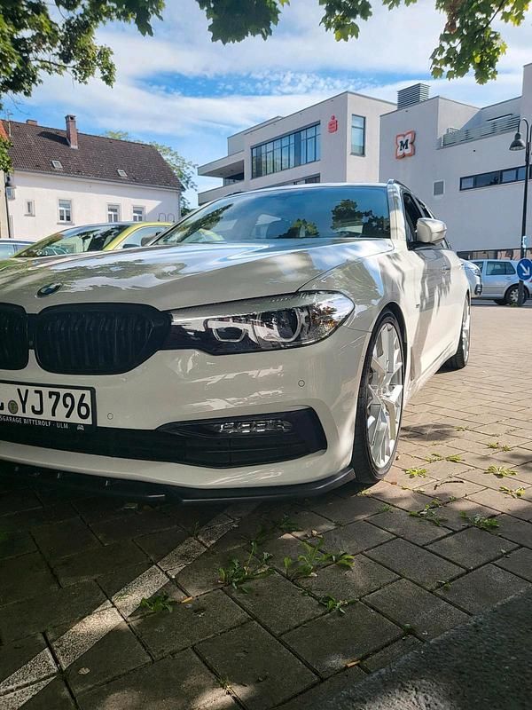 Weiß Gebraucht 2018 BMW 520 Sport Line Kombi | 26.800 € (Teuer) - Bild 1/4