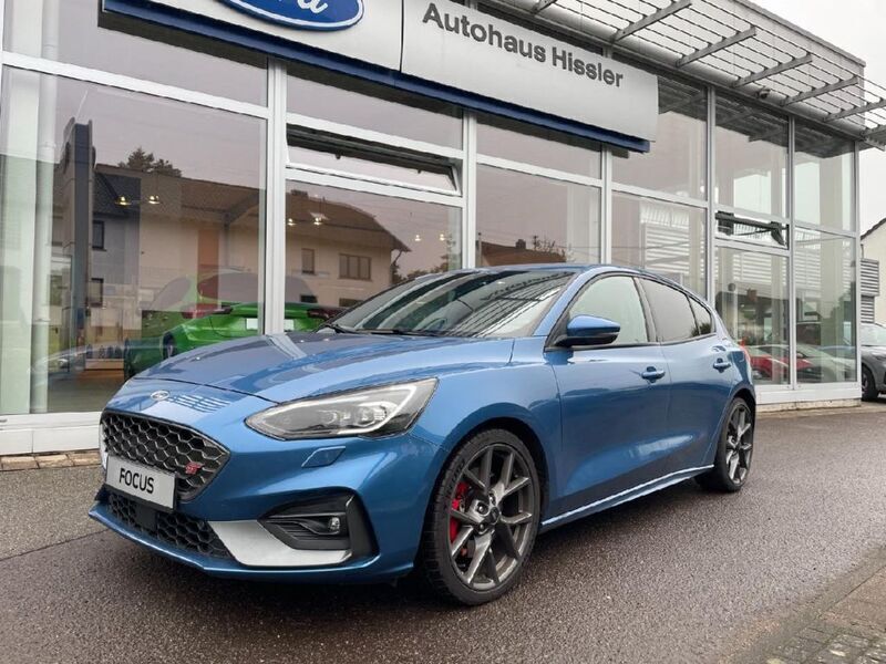 Performanceblau metallic (metallic) Gebraucht 2019 Ford Focus ST Limousine | 24.700 € (Teuer) - Bild 1/4