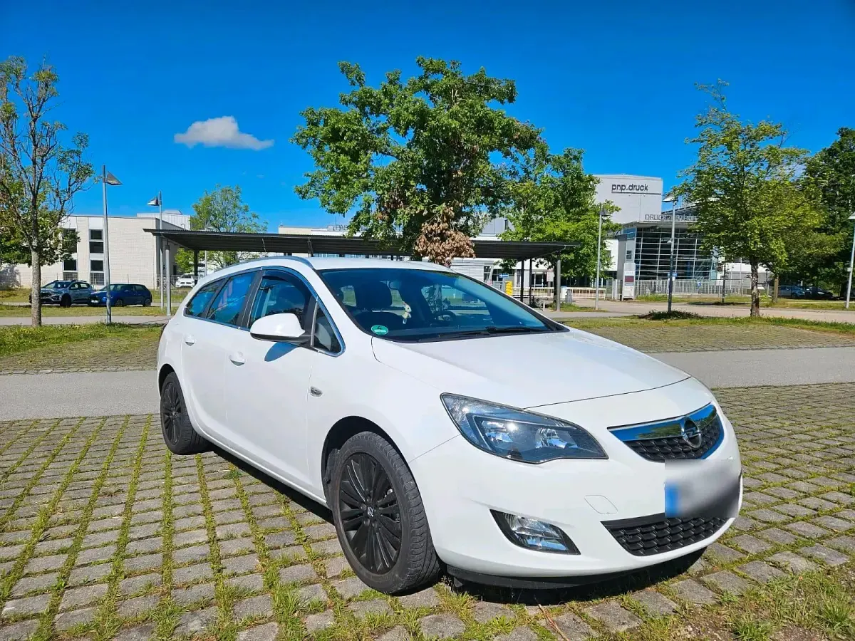 Gebraucht Opel Astra 140 PS (102 kW) 2012 Weiß Kombi