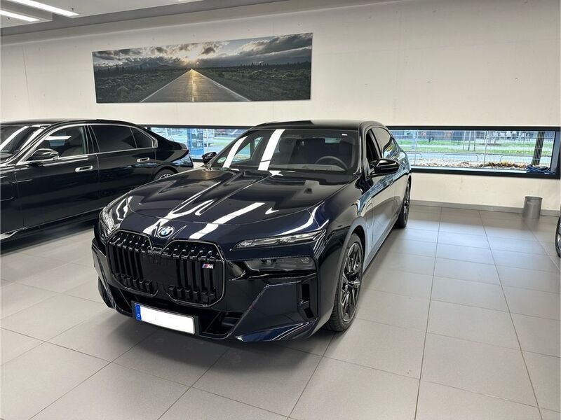 Schwarz Gebraucht 2023 BMW M760e Performance Limousine | 119.990 € (Superpreis) - Bild 1/4
