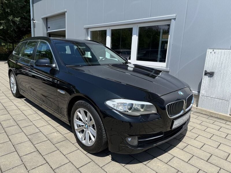 Black sapphire metallic Gebraucht 2012 BMW 520 Kombi | 7.900 € (Superpreis) - Bild 1/4