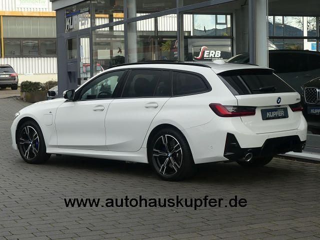 Gebraucht BMW 330e Performance 292 PS (214 kW) 2024 Alpinweiã 3 Kombi
