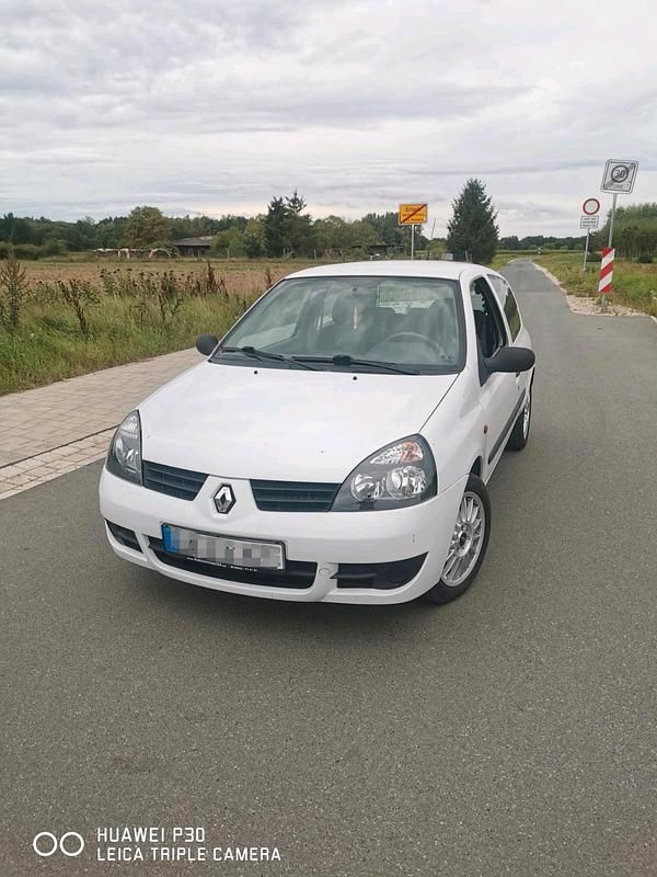 Weiß Gebraucht 2002 Renault Clio II Kleinwagen | 2.100 € - Bild 1/4