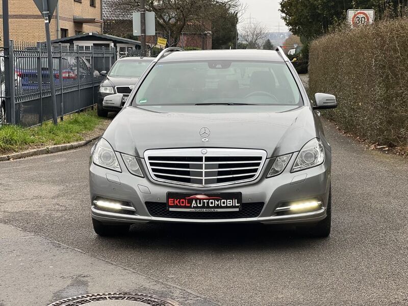 Silber Gebraucht 2010 Mercedes E250 Limousine | 6.995 € (Superpreis) - Bild 1/4