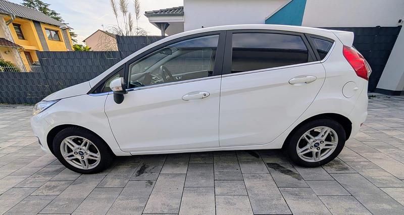 Gebraucht Ford Fiesta Titanium 101 PS (74 kW) 2013 Weiß Kleinwagen
