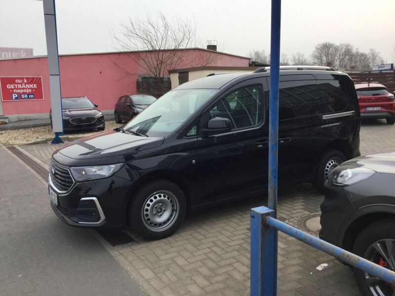 Gebraucht Ford Tourneo Titanium 114 PS (83 kW) 2022 Schwarz Limousine