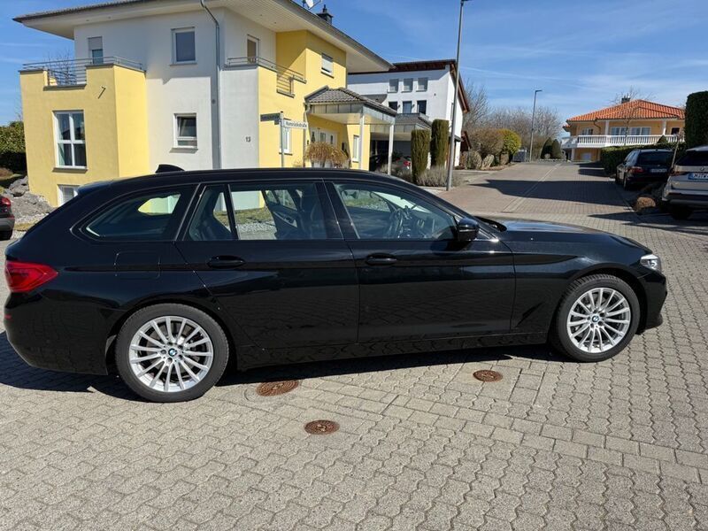 Schwarz Gebraucht 2019 BMW 530 Performance Kombi | 31.800 € (Superpreis) - Bild 1/4