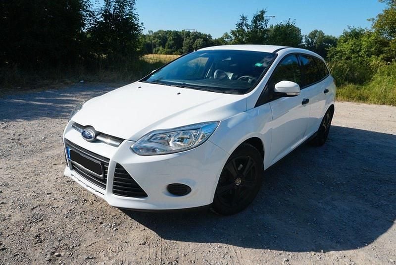 Weiß Gebraucht 2013 Ford Focus Kombi | 3.700 € (Superpreis) - Bild 1/4